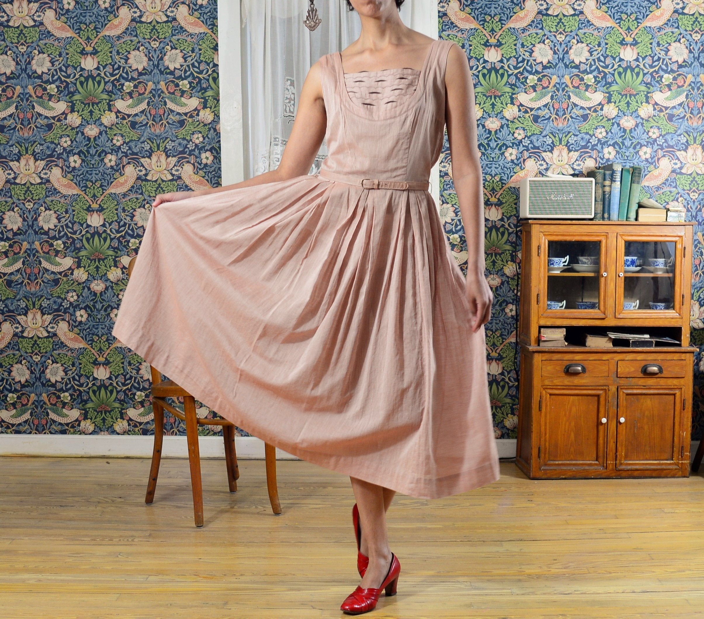 40s pink chambray cotton voile fit and flare dress with ribbon scallop detail // 30" waist